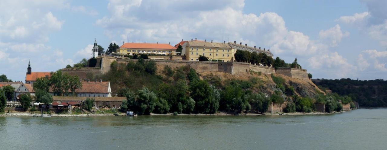 Giallo Apartment - Free Private Parking Novi Sad Buitenkant foto